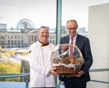 f2m-bub-KW18-Ermer_und_Merz_Übergabe_eines_Brotkorbes