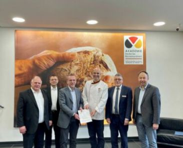 f2m-bub-KW03-Akademie_Weinheim_Übergabe_des Zuwendungsbescheids