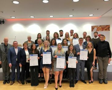 f2m-bub-KW50-VKL_Absolventinnen_Weinheim