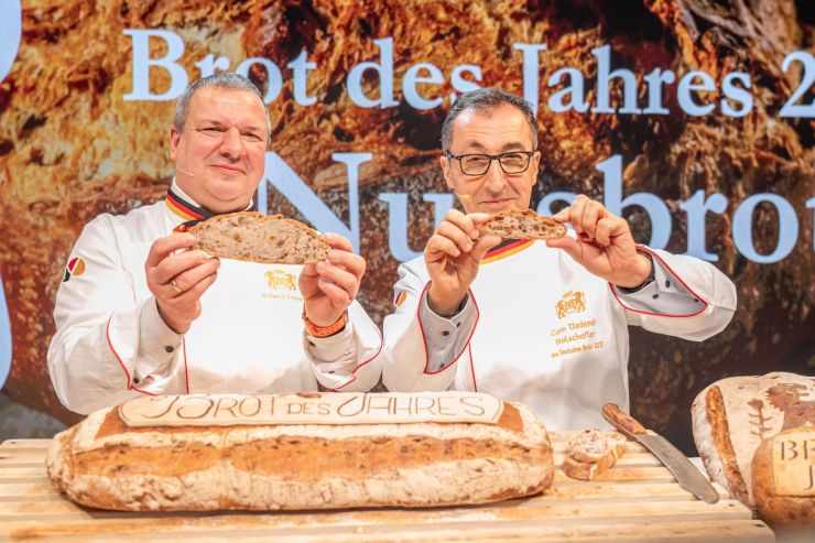 Bundesernährungsminister Cem Özdemir und ZV-Präsident Roland Ermer stellen auf der Grünen Woche das Brot des Jahres 2025 vor