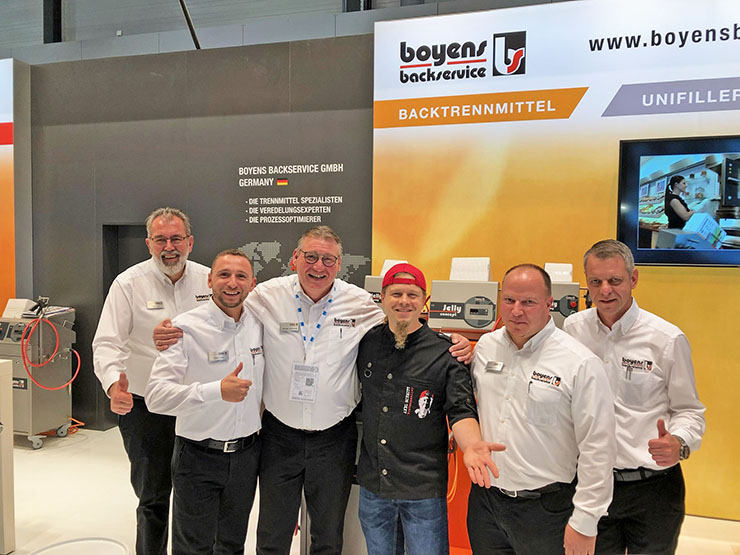 bub-22-06-suedback-boyens-Das Team von Boyens Backservice und Axel Schmitt (3. v. r.), Brotsommelier und „World Baker of the Year 2022“