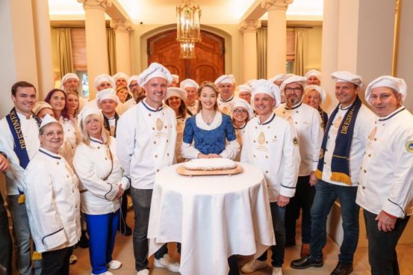 f2m-bub-KW39-schutzverband_dresdner_stollen_2025_stollenmaedchen