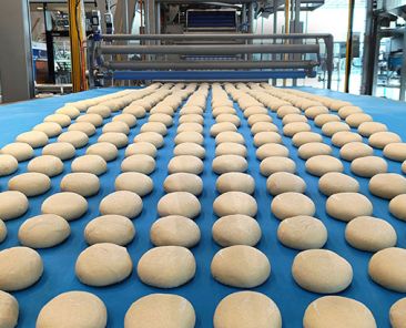 f2m-bub-02-26-Produktion-Brötchenteig