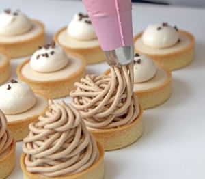 f2m-bub-04-25-Märkte- Dessert Tartelettes in Bäckerei