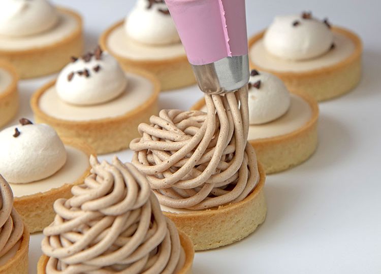 f2m-bub-04-25-Märkte- Dessert Tartelettes in Bäckerei