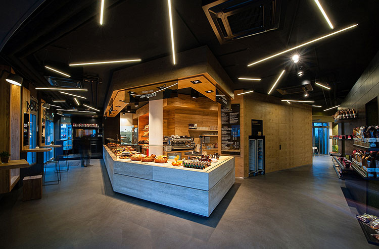 f2m-bub-04-25-Mittendrin-TREIBER_F31_DegerlochCafe