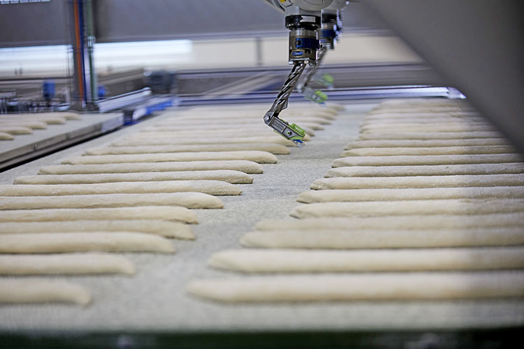 f2m-bub-18-04-produktion-8b_Roboter schneiden die Brote ein