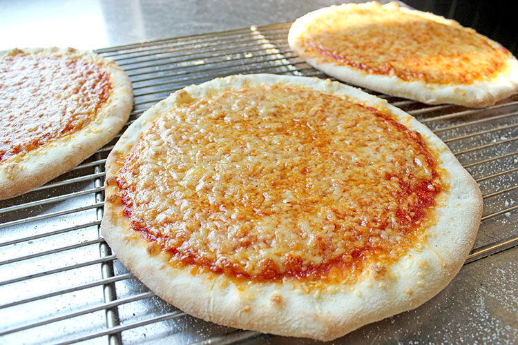 f2m-bub-19-03-produktion-fertige pizza