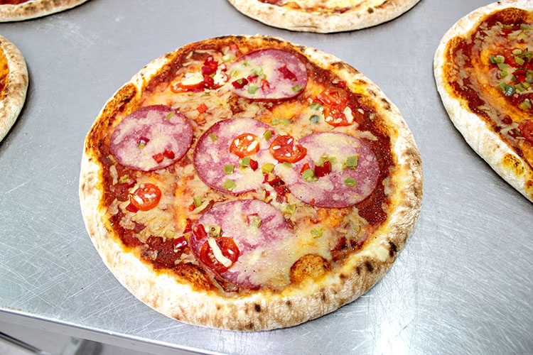 f2m-bub-19-03-produktion-salamipizza