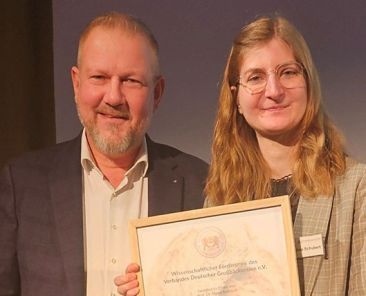 Dr. Christina Schubert erhält den Wissenschaftlichen Förderpreis des Verbandes Deutscher Großbäckereien vom Hauptgeschäftsführer des Verbandes, Tobias Schuhmacher